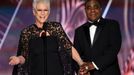 Další sošku vyhlašovali herečka Jamie Lee Curtis a komik Tracy Morgan.