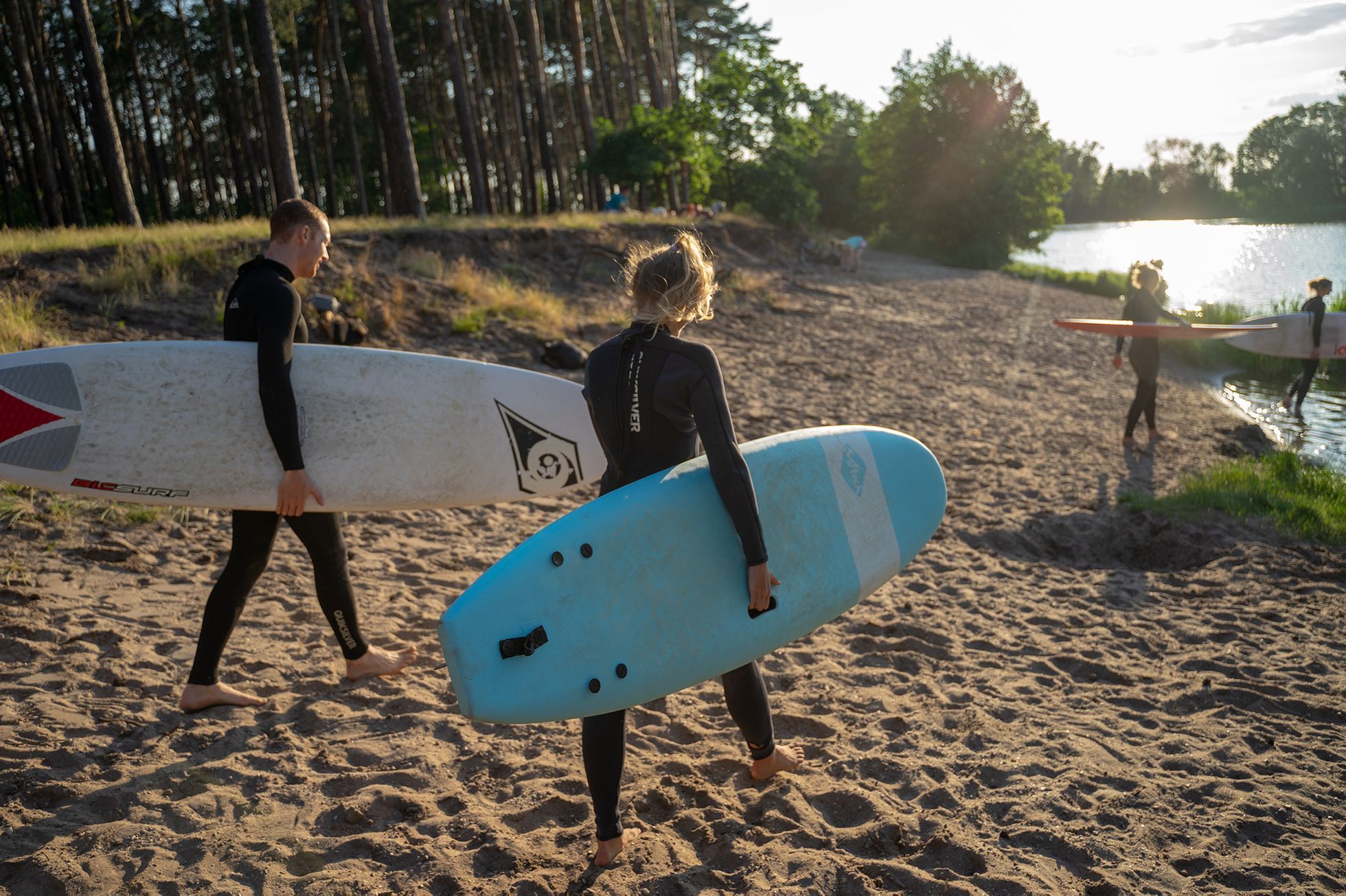 Surfaři místo na Bali trénují na českém rybníce
