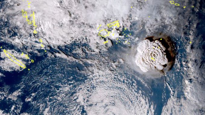 Výbuch podmořské sopky u souostroví Tonga.