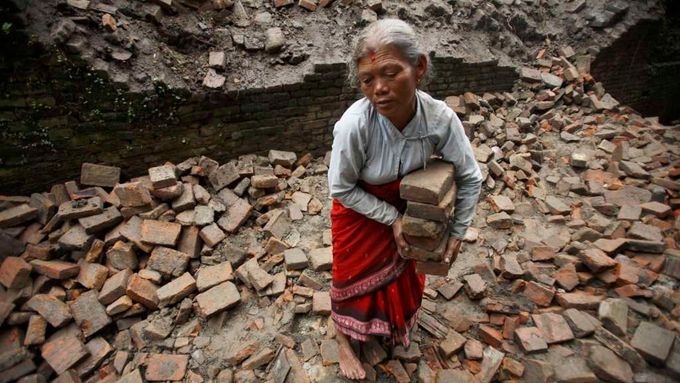 Subhadra Pathiová (70) sbírá v Bhaktapuru cihly, které zbyly z jejího domu po ničivém zemětřesení.