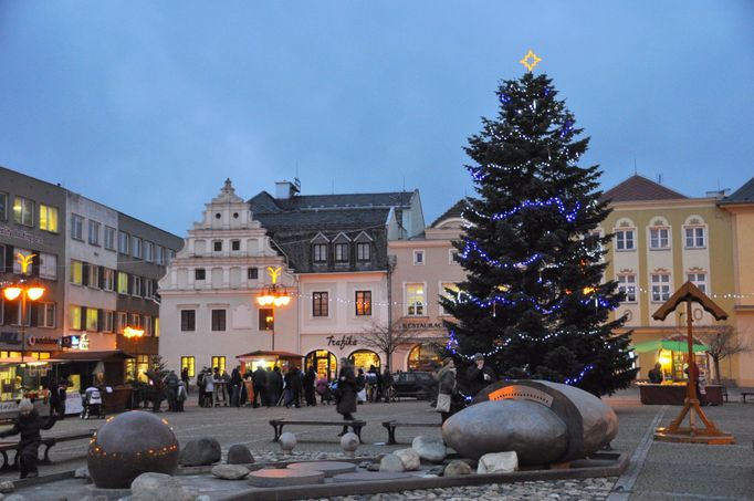 Vánoční strom na náměstí Míru v Bruntále.