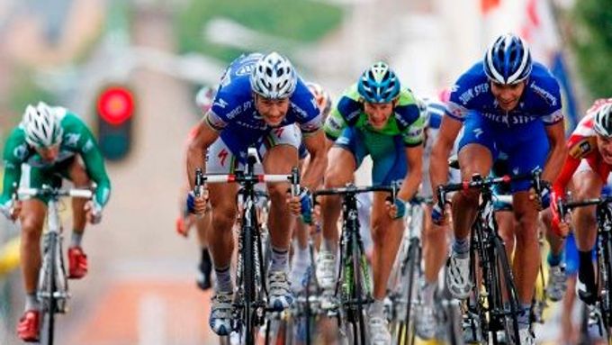Mezi tradičními cyklistickými disciplínami se rychle prosazují nové, dynamické. Velkopodniky jako Giro či Tour však mají zatím celkem neotřesitelnou pozici.