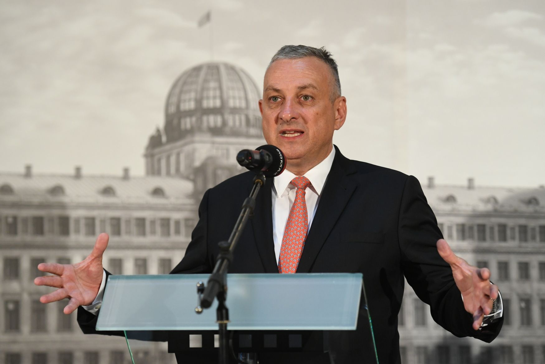 Ministr průmyslu a obchodu Jozef Síkela (za STAN).