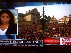 Televize CNN ukazuje zalidněné Hradčanské náměstí čekající na projev.