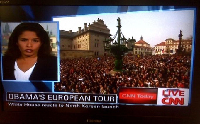 Televize CNN ukazuje zalidněné Hradčanské náměstí čekající na projev.