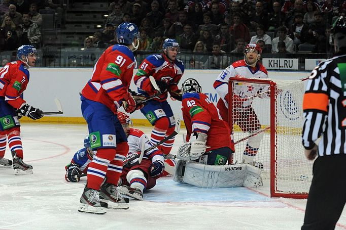 Hokejisté Lva Praha (zleva) Juraj Mikúš, Jakub Krejčík, Erik Christensen a Tomáš Pöpperle brání Pavla Dacjuka v utkání KHL proti CSKA Moskva.