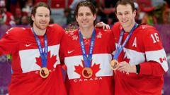 Kanada-Švédsko, finále: Duncan Keith, Patrick Sharp a Jonathan Toews se zlatou medailí
