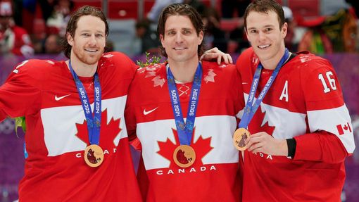 Kanada-Švédsko, finále: Duncan Keith, Patrick Sharp a Jonathan Toews se zlatou medailí