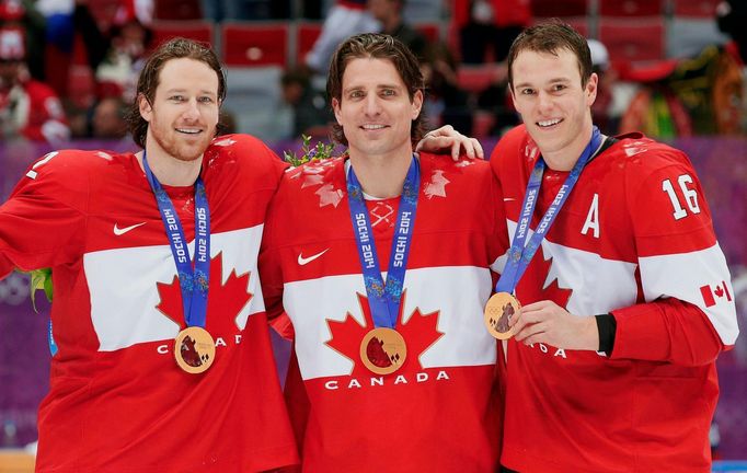 Kanada-Švédsko, finále: Duncan Keith, Patrick Sharp a Jonathan Toews se zlatou medailí