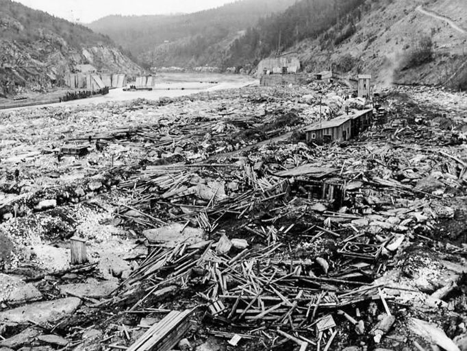 Historická fotografie zachycující výstavbu vodní nádrže Štěchovice, která probíhala mezi lety 1937 a 1944, navzdory válečným komplikacím.