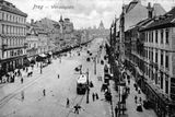Václavské náměstí kolem roku 1901, v prvním období elektrických tramvají, kdy byly koleje blíž u chodníků.