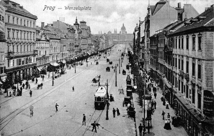 Václavské náměstí kolem roku 1901, v prvním období elektrických tramvají, kdy byly koleje blíž u chodníků.