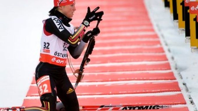 Němka Andrea Henkelová se chystá na střelbu během závodu MS v biatlonu v Östersundu, kde získala zlato.