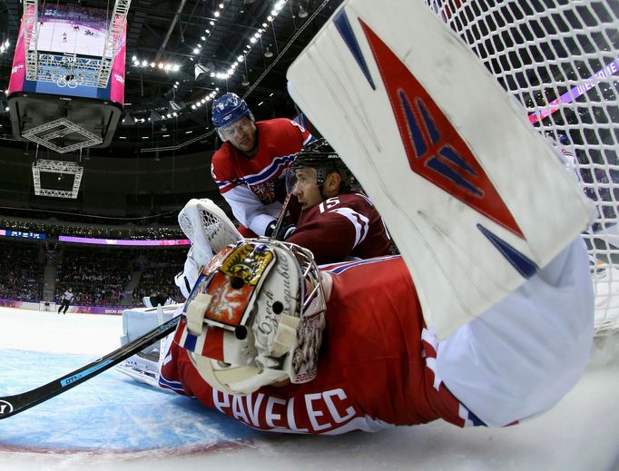 Česko - Lotyšsko: Ondřej Pavelec - Martins Karsums (15)