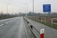 Dezorientovaný český důchodce jel na polské dálnici pět kilometrů v protisměru. Způsobil nehodu  