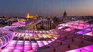 Sevilla, hlavní město španělského regionu Andalusie, má bohatou historii, která sahá až do starověku. Metropol Parasol v centru na náměstí La Encarnación. Moderní architektonický prvek navrhl německý architekt Jürgen Mayer.