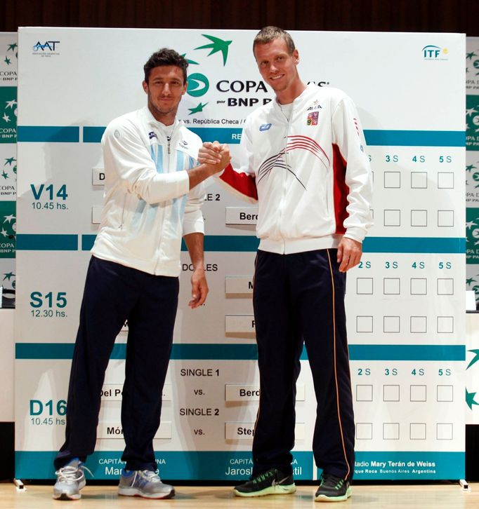 Tenisté Juan Mónaco a Tomáš Berdych během oficiálního losování semifinálových utkání Davis Cupu 2012.