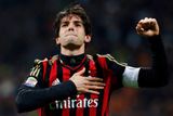 V neděli oznámil definitivní konec kariéry Kaká. Patrně největší postava týmu AC Milán, který v roce 2007 vyhrál Ligu mistrů. Pětatřicetiletý Brazilec přitom neměl o nabídky na prodloužení kariéry nouzi, dokonce se o něj zajímali i Rossoneri, ale comeback se nekoná.