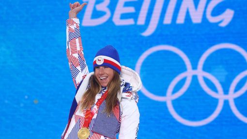 Ester Ledecká se zlatou medailí za paralelní obří slalom v Pekingu 2022