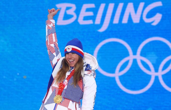 Ester Ledecká se zlatou medailí za paralelní obří slalom v Pekingu 2022