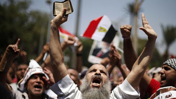 Stoupenci sesazeného egyptského prezidenta Muhammada Mursího demonstrují nedaleko Káhirské univerzity.