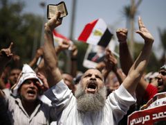 Stoupenci sesazeného egyptského prezidenta Muhammada Mursího demonstrují nedaleko Káhirské univerzity.
