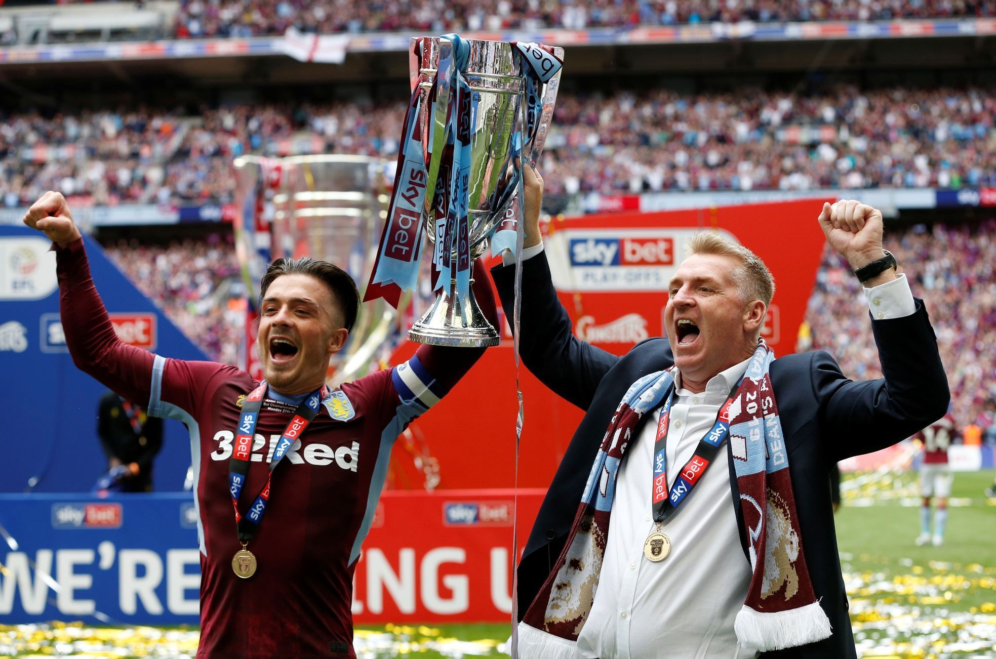 Kapitán Aston Villy Jack Grealish a trenér Dean Smith slaví postup do anglické Premier League