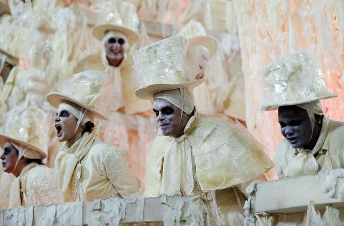 Revellers of the Unidos da Tijuca samba school participate in the annual carnival parade at Rio de Janeiro's Sambadrome, February 10, 2013. REUTERS/Sergio Moraes (BRAZIL - Tags: SOCIETY) Published: Úno. 11, 2013, 3:31 dop.