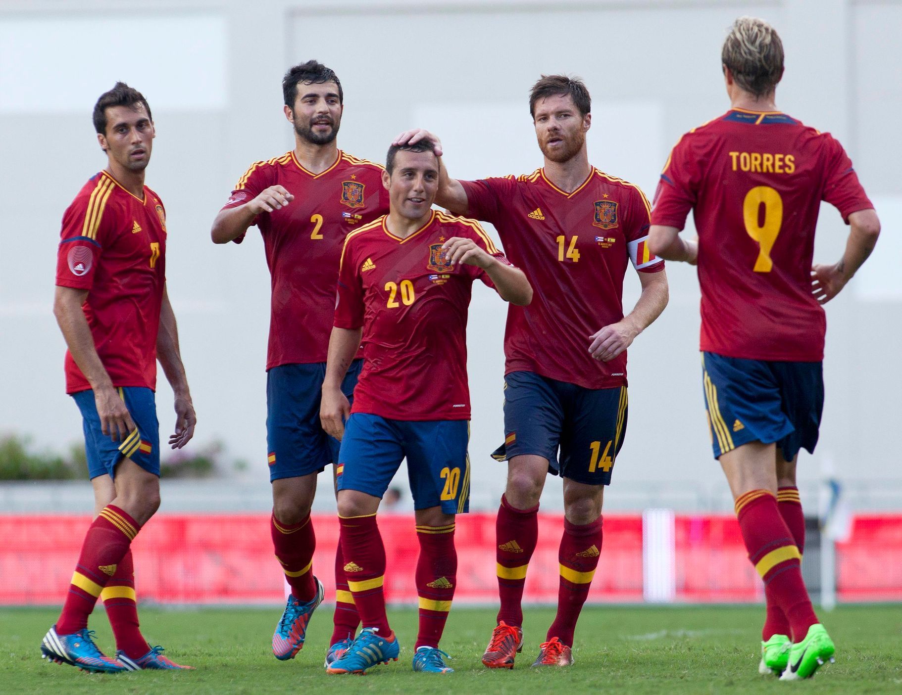 Fotbalisté Španělska slaví gól Santiho Cazorly v přípravném zápase v Portoriku