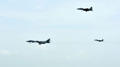 Americký bombardér B-1B bomber a korejské stíhačky F-15K