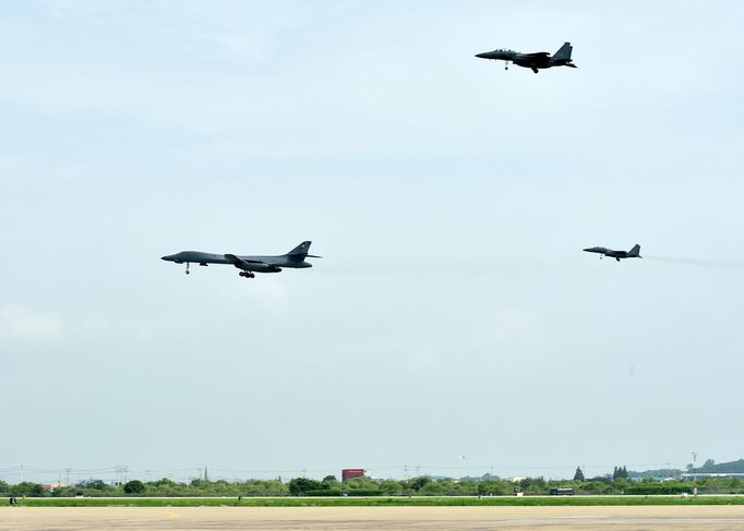 Americký bombardér B-1B bomber a korejské stíhačky F-15K