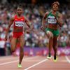 Americká sprinterka Tianna Madisonová a Nigerijka Blessing Okagbareová dobíhají 100 metrů v 1. rozběhu na OH 2012 v Londýně.
