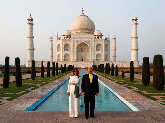 Donald Trump s manželkou před indickým Tádž Mahalem.