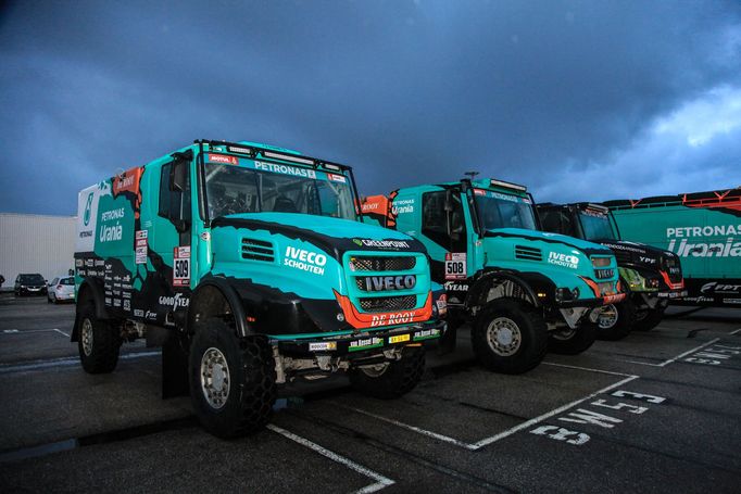 Odjezd na Rallye Dakar 2018: Ton van Genugten (508) a  Artur Ardavičus (509), Iveco