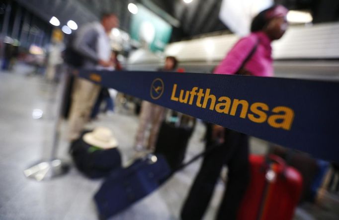 Passengers wait in front of a counter of German air carrier Lufthansa at the Fraport airport in Frankfurt, August 31, 2012. Lufthansa passengers face widespread flight disruption from Friday after cabin crew representatives said they would start a series of strikes over pay and cost-cutting measures at Germany's largest airline. The UFO union, which represents around two-thirds of Lufthansa's 19,000 cabin crew, late on Thursday called on its members to strike from 0300 GMT to 1100 GMT on Friday in Frankfurt. REUTERS/Kai Pfaffenbach (GERMANY - Tags: BUSINESS EMPLOYMENT CIVIL UNREST TRANSPORT) Published: Srp. 31, 2012, 4:51 dop.