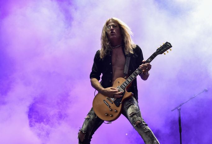 Kytarista Doug Aldrich z australsko-americké rockové skupiny The Dead Daisies.