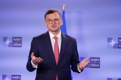 Na poslední chvíli odjel z Ukrajiny. Z Polska má Kuleba pro Zelenského ostrý vzkaz