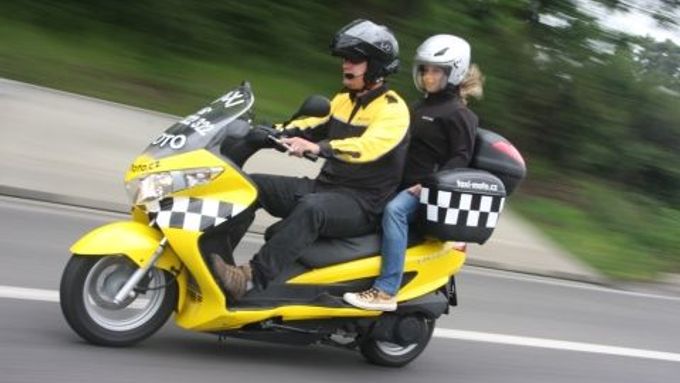 Kromě klasického vozu taxi se v Praze lze nově svézt i motorkou.