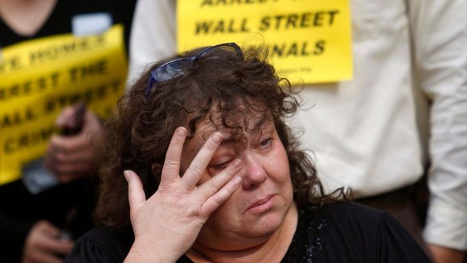 Jedna z nešťastnic, které banka zabavila dům, demonstruje v Los Angeles proti jejímu postupu