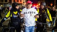 Nedaleko budovy portlandské ICE zatýkají policisté muže, který zůstal na místě, i když většina davu se už rozprchla. Je slyšet jen vzdálené houkání sirén.