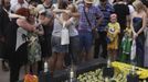 Relatives of victims of the 2002 Bali bomb attack comfort each other during a commemoration service for the 10th anniversary of the Bali bombing in Garuda Wisnu Kencana (GWK) cultural park in Jimbaran, Bali October 12, 2012. Eighty-eight Australians were among the 202 people killed in the attacks on the Sari Club and Paddy's Bar at the popular tourist area of Kuta on October 12, 2002. REUTERS/Beawiharta (INDONESIA - Tags: ANNIVERSARY POLITICS) Published: Říj. 12, 2012, 5:27 dop.