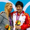 Olympijské medailistky - stříbrná americká plavkyně Elizabeth Beiselová a zlatá Číňanka Šiwen Yeová za 400 metrů polohovacího závodu na OH 2012 v Londýně.