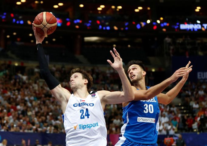 Jan Veselý a Nimrod Levi v zápase ME basketbalistů 2022 v Praze