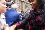 Michelle Obamová se vítá s lidmi před Rohanským palácem ve Štrasburku.