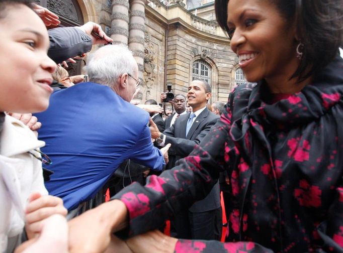 Michelle Obamová se vítá s lidmi před Rohanským palácem ve Štrasburku.