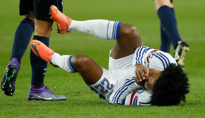 Chelsea's Willian sustains an injury