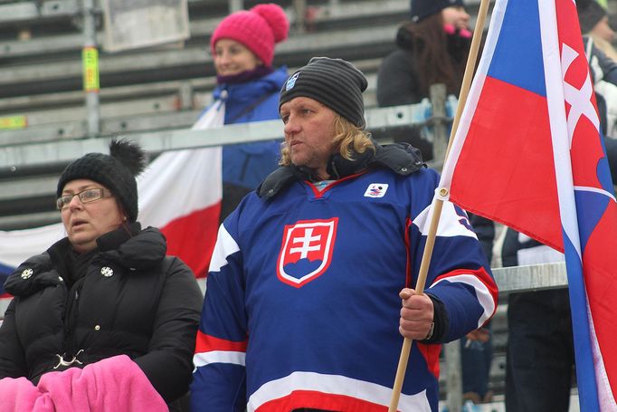 Česká ženská hokejová reprezentace odehrála zápas pod širým nebem v brněnských Lužánkách. Ve federálním derby smetla Slovenky 6:1.