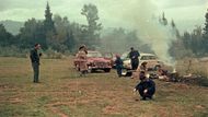 Výlet na Tatranskou Lomnici v roce 1959, který si udělala evidentně polská rodina. Prozrazují to nejen registrační značky aut, ale také mikroauto Mikrus MR-300, které je známé víceméně právě jen v Polsku.