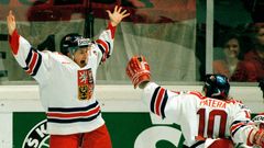 MS v hokeji 1996: Martin Procházka a Pavel Patera oslavují vítězný gól ve finále proti Kanadě
