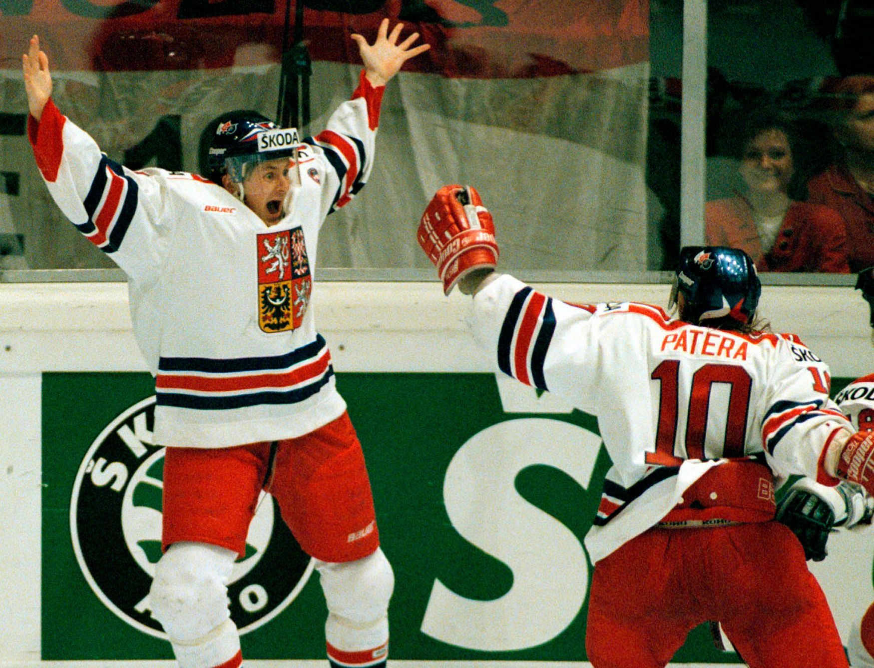 MS v hokeji 1996: Martin Procházka a Pavel Patera oslavují vítězný gól ve finále proti Kanadě